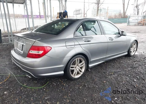 2012 Mercedes-Benz C 300 Sport 4Matic z USA, uszkodzony, nr VIN WDDGF8BB9CR210645